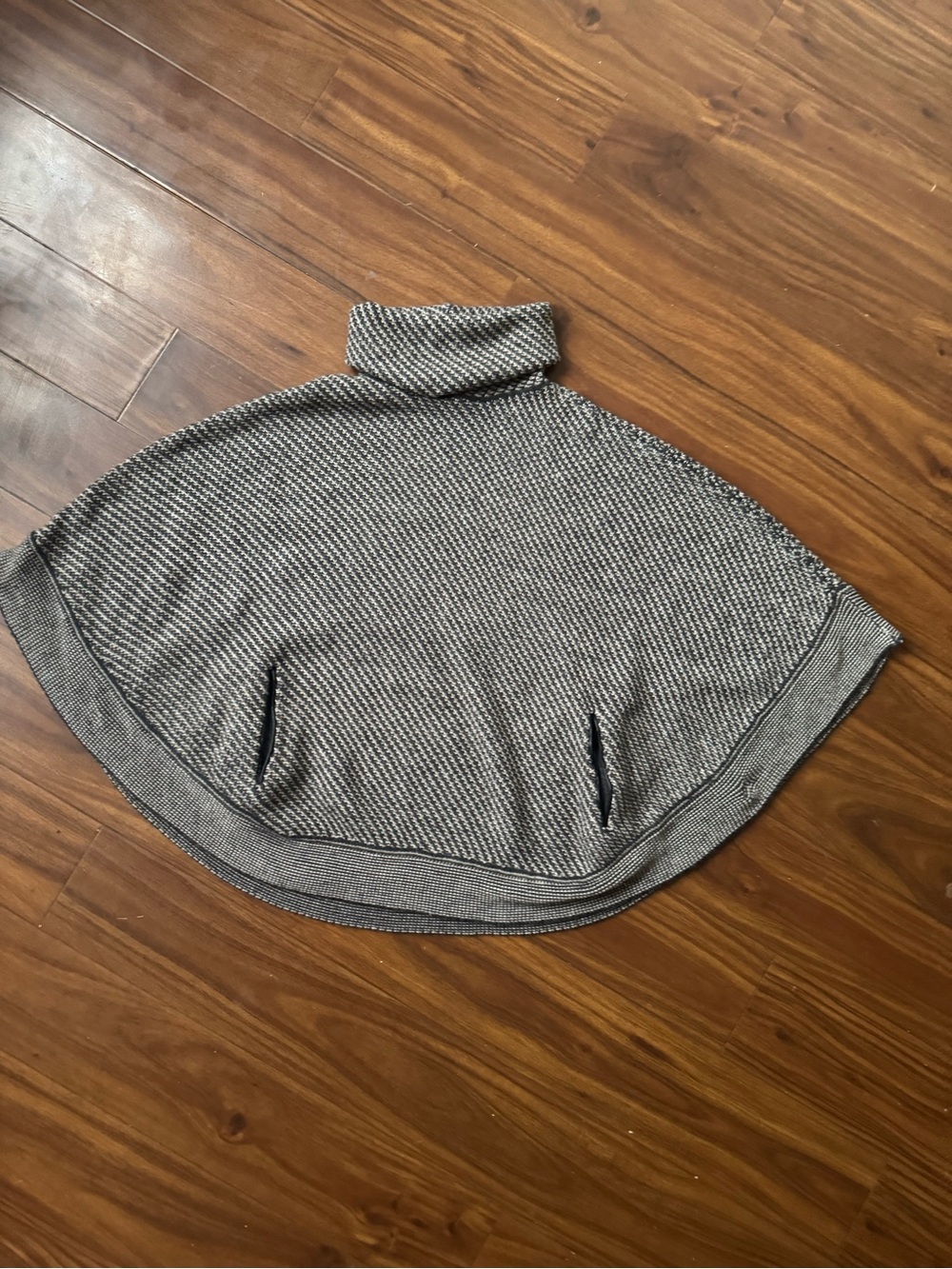 Romeo & Juliet Couture Gray Turtleneck Poncho with Pockets